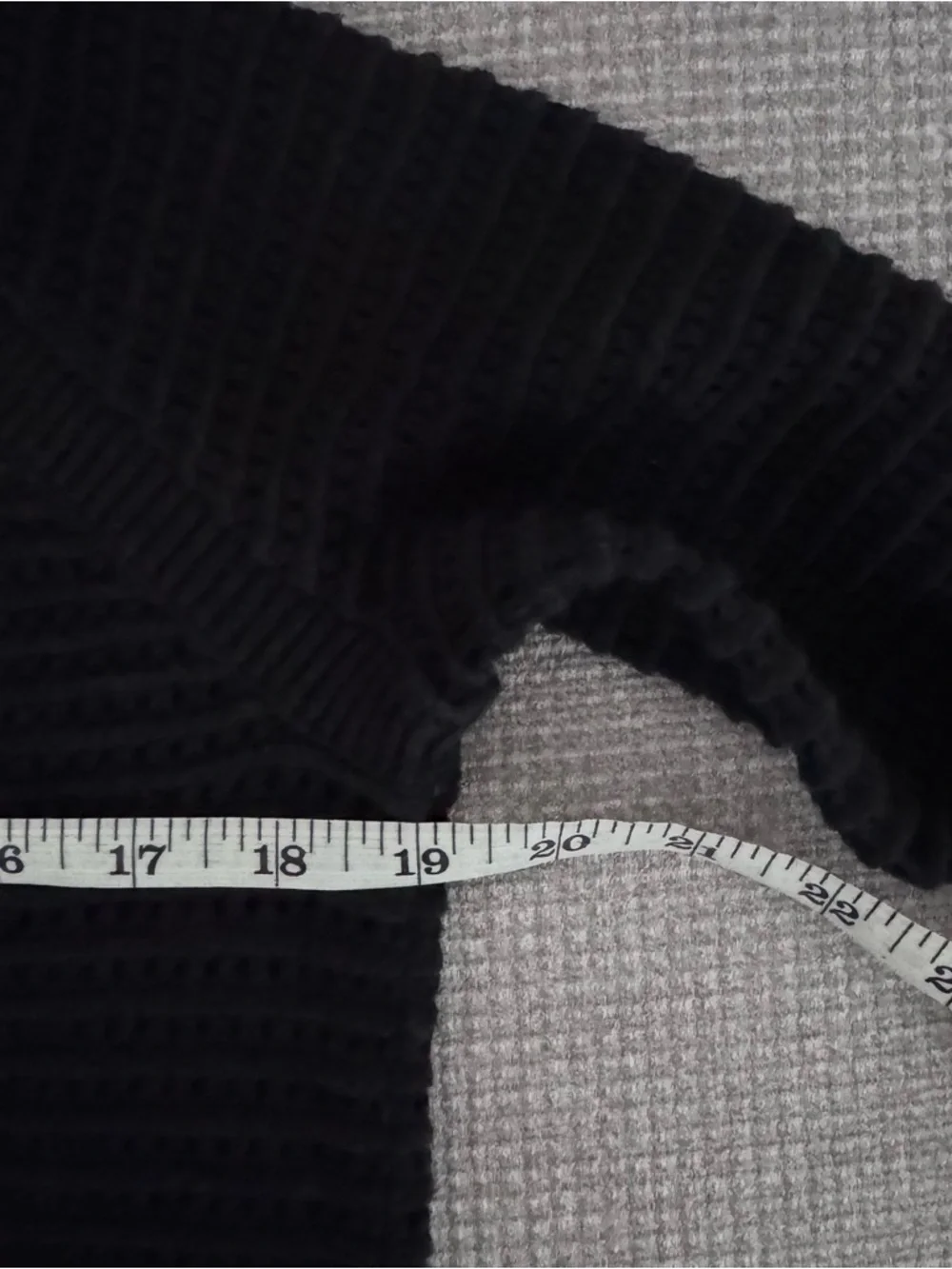 Lululemon women Black Knit Sweater- Classic Crewneck  size 4